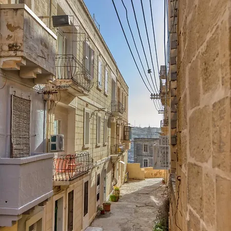 New 1 Bedroom Townhouse Steps Away From Waterfront セングレア