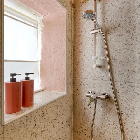 New 1 Bedroom Townhouse Steps Away From Waterfront בית נופש סנגלאה