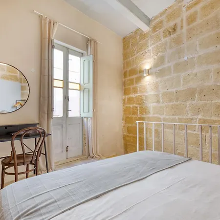 New 1 Bedroom Townhouse Steps Away From Waterfront