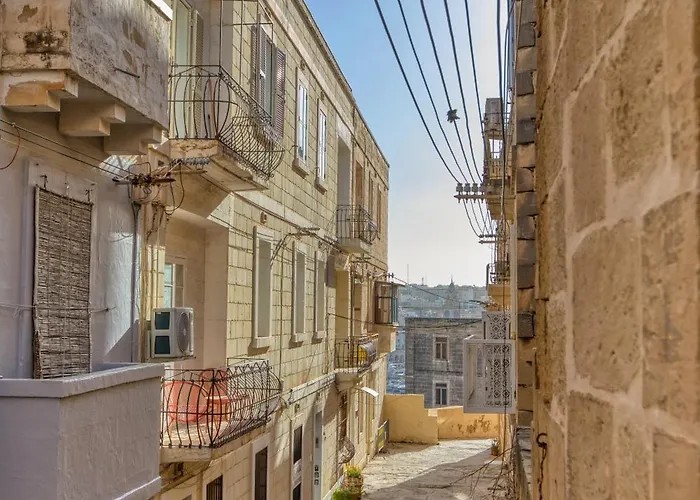 New 1 Bedroom Townhouse Steps Away From Waterfront סנגלאה