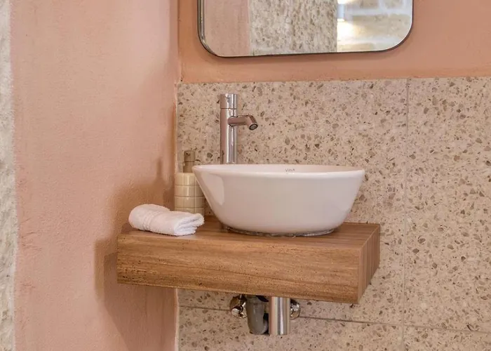 New 1 Bedroom Townhouse Steps Away From Waterfront בית נופש סנגלאה