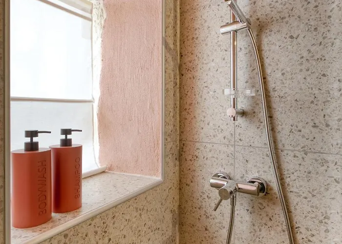 New 1 Bedroom Townhouse Steps Away From Waterfront בית נופש סנגלאה