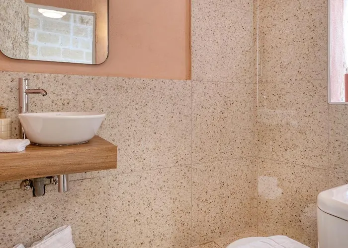 Case de vacanță New 1 Bedroom Townhouse Steps Away From Waterfront Senglea